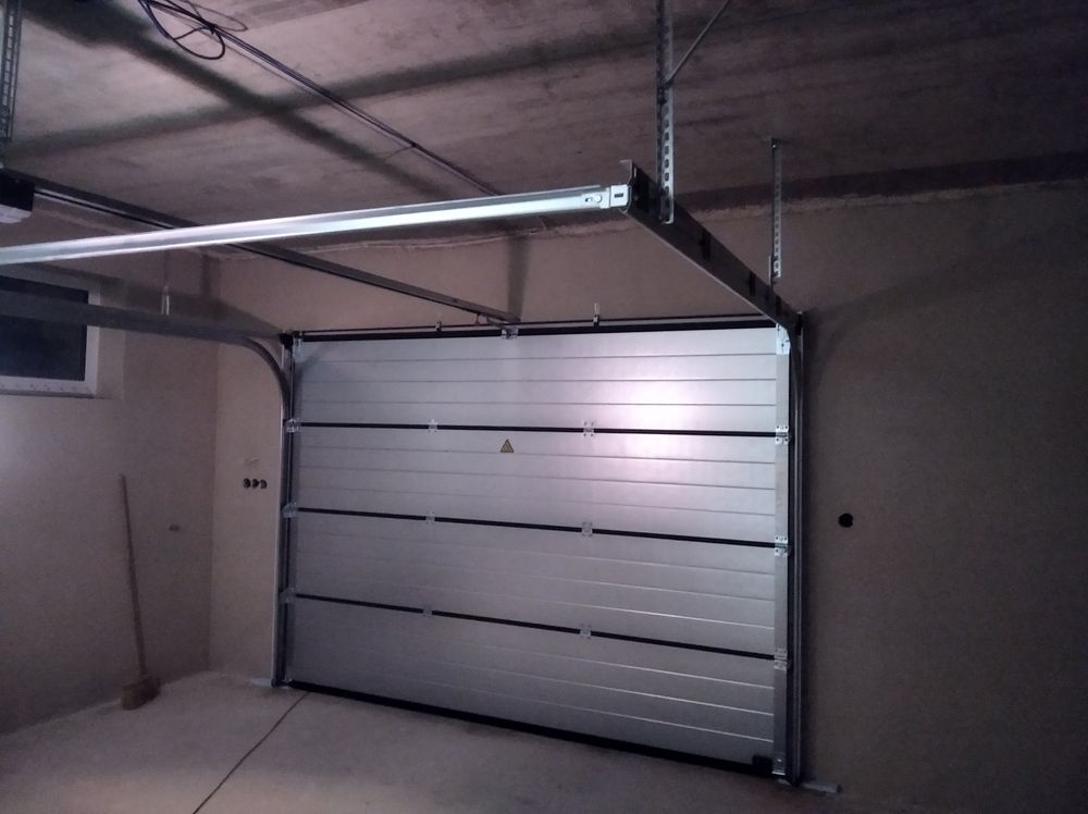 Vedenie a pohon sekčnej brány pod stropom garáže