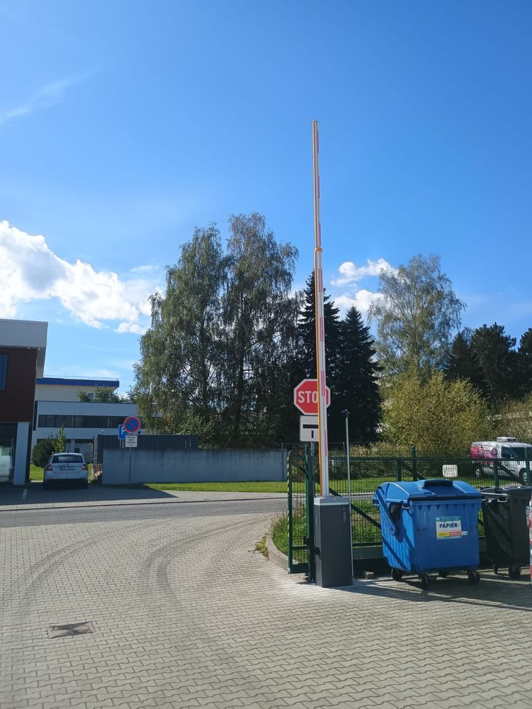 Závora na vjazde do areálu so zdvihnutým ramenom