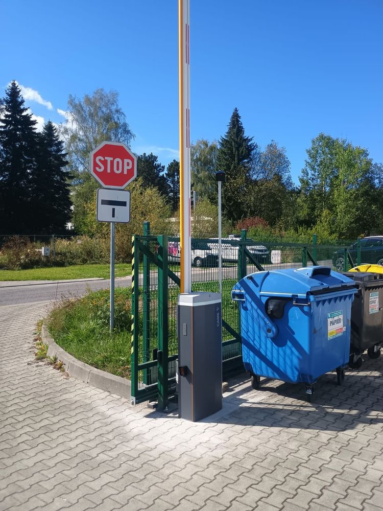 Stĺpik závory s ramenom pri vjazde