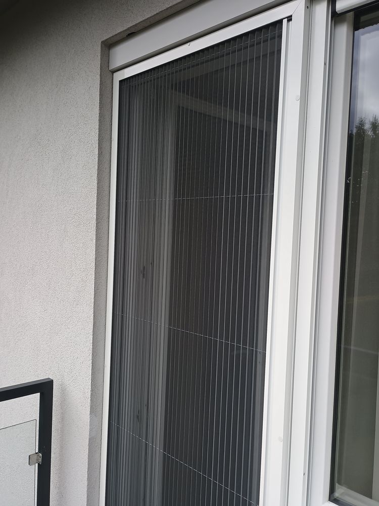 Plisovaná sieťka na balkónových dverách