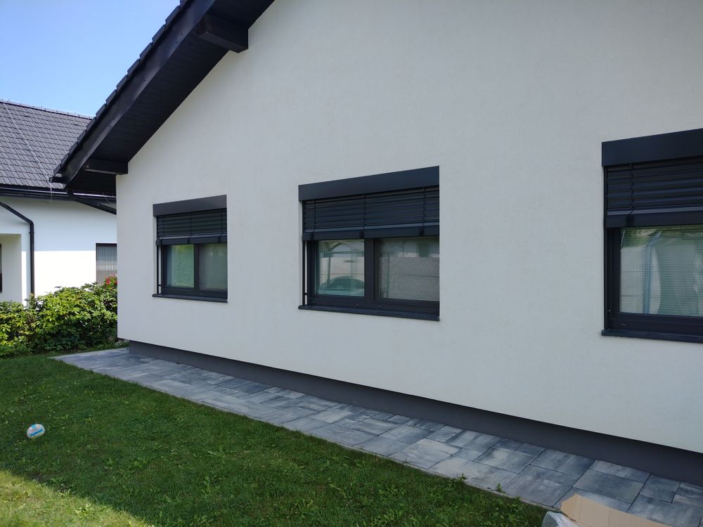 Bungalov s tromi oknami tienenými vonkajšími žalúziami