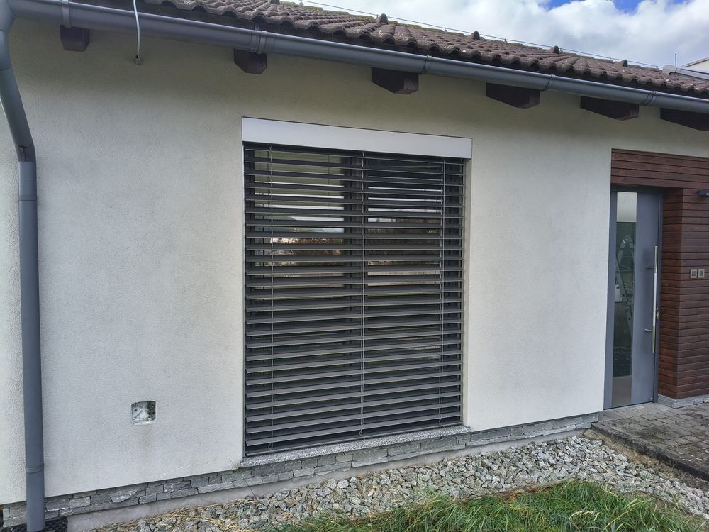 Detail antracitových lamiel s nastaveným sklonom