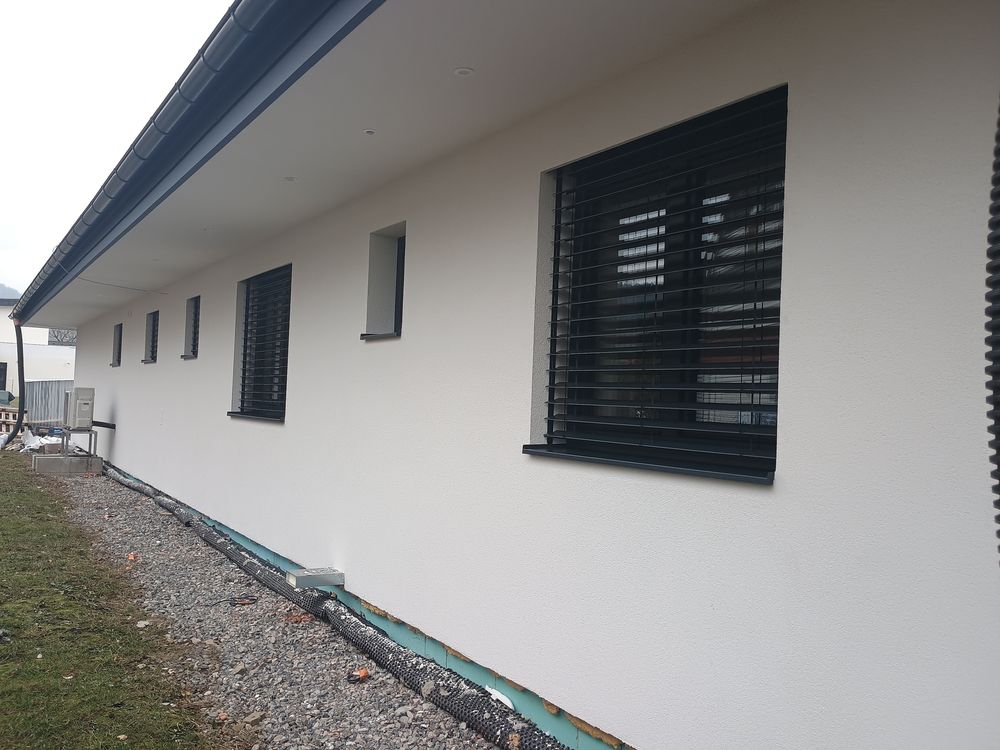 Dlhý bungalov s vonkajšími žalúziami na všetkých oknách